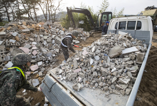 육군 2작전사, 중장비 이용해 복구작업 실시      (포항=연합뉴스) 윤동진 기자 = 육군2작전사령부 예하 50사단 장병들이 17일 오후 포항 청하면 지진 피해지역에서 굴삭기ㆍ덤프 등을 투입해 복구작업을 하고 있다. 2017.11.17      mon@yna.co.kr  (끝)